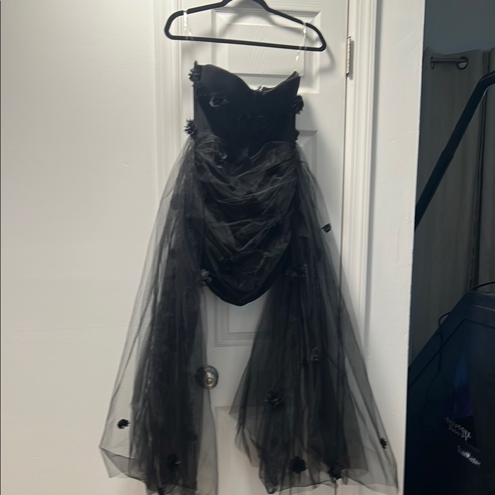 Elegant Black Strapless Evening Dress - Picture 2 of 9